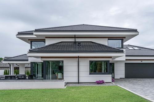 Jak stworzyć spójną fasadę? Dobór stolarki do architektury domu